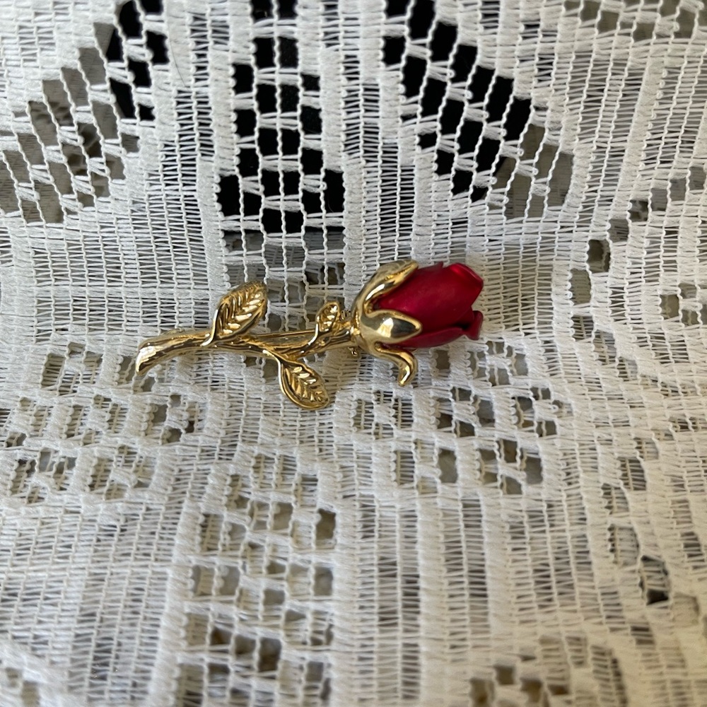 Elegant Gold-tone and Red Rose Brooch
